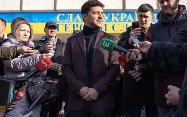  Доскоро подценяваният кандидат-президент, комикът Володимир Зеленски, в момента е очевиден лидер според социологическите проучвания. 