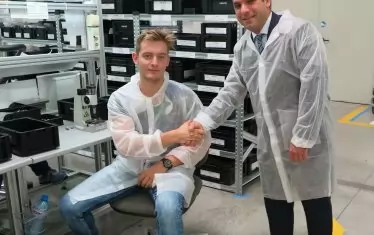 Икономическият министър Емил Караниколов (вдясно) се хвали, че насърчава бизнеса, но регулациите продължават да държат България далече от държавите в ЕС, към които се стремим.