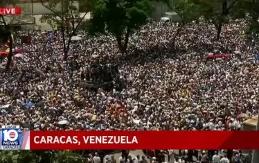 Хиляди очакваха Гуайдо в центъра на Каракас след завръщането му