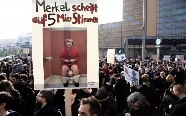  Естествено, протестиращите в Берлин бяха предимно младежи, тъй като те са най-активните потребители на интернет. На плаката пише: "Меркел се изходи на 5 милиона гласа". Има се пред вид националната подписка срещу въвеждането на чл. 13.