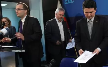  Трима седесари, три посоки. 