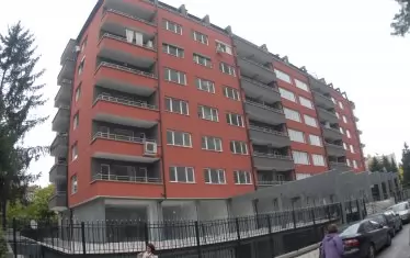  На ул. "Елемаг" 22 се намират двата апартамента, в които живееха Цветанови, преди да се преместят на ул. "Латинка". Сега на "Елемаг" по документи живее млад кадър на ГЕРБ със семейството си.