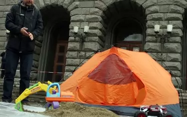 Малко багерче и на жълтите павета - протестиращите "лаят", но керванът си върви.