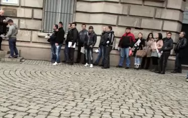 Македонци чакат на опашка за българско гражданство. Брюксел обаче не знае за тях.