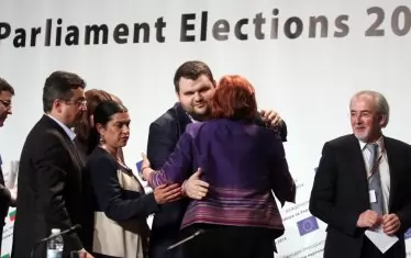 Искра Михайлова горещо прегръща Делян Пеевски, след като той се е отказал в нейна полза от място в Европарламента. Нощта на вота е бременна с етюди. 