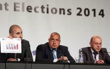 Май 2014 г. ГЕРБ току-що е спечелила европейските избори. Цветан Цветанов и Бойко Борисов пращат за кратко Томислав Дончев в Европарламента, скоро ще си го върнат.