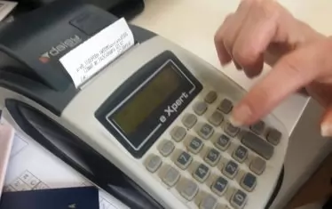  Виновна е държавата, която, биейки се в гърдите, че е данъчен рай с плосък данък само 10%, всъщност очаква да прибере около 70% от спечеленото под формата на такси, осигуровки, лицензи и т.н.