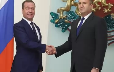 Добре дошли в България. Радвам се да ви приветствам по-малко от година след като с президента Владимир Путин възстановихме диалога на най-високо ниво. Това заяви президентът Румен Радев преди срещата си с министър-председателя на Руската федерация Дмитрий Медведев. Въпреки различията по двустранни и международни въпроси между народите на България и Русия съществуват дълбоки исторически, духовни и културни връзки, устояли на изпитанието на времето и неподвластни на политическата конюнктура, заяви Радев.