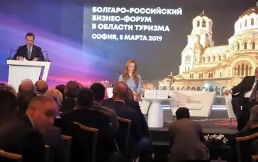  Премиерът Борисов и министърът на туризма Николина Ангелкова слушат изказването на Мевдедев, който вчера завърши двудневното си посещение у нас.