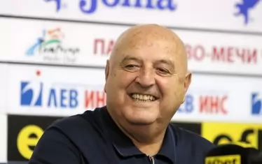 Устатият президент на "Славия" Венцеслав Стефанов е твърдо за доиграване на първенствата. "Ние искаме да се изиграят възможно най-много мачове", казва той. И ще има полза от това - шанс за преборване за място на евротурнирите, евентуална възможност за трансфер на техни играчи в чужбина, някакви приходи и от тв права.