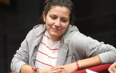 Първоначално Леда Драгиева не била одобрена за актьор в мюзикъла на Американския университет. Любовта й към театъра обаче се оказала упорита - днес тя е асистент-режисьор на "Коса"