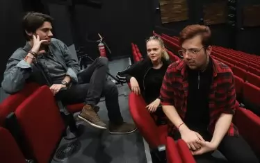 Студентите Боян, Яница и Борис (от ляво на дясно) споделят от малки страстта към музиката и театъра.