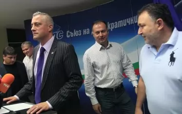 Петима седесари, трима лидери.