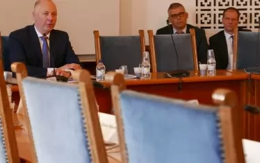  Министър Желязков (вляво) представи новите шефове на БДЖ в края на 2018 г., а те поискаха време за справяне с проблемите. Над половин година по-късно ситуацията е почти същата. 