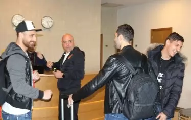 Въпреки травмата си Кирил Десподов (вдясно) бе в добро настроение при появата си на сбора на националния тим.