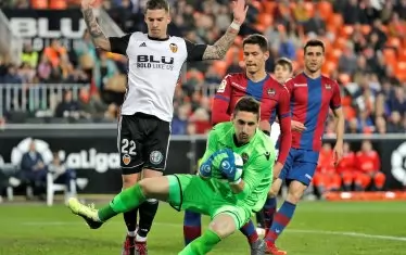 И двата елитни отбора от Валенсия - "Валенсия" и "Леванте", имат прилеп върху своите клубни емблеми, но нито един от тях няма прякор "прилепите" в Испания.