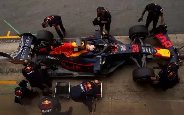  "Ред Бул" смени двигателите на "Рено" с тези на "Хонда", но отново изглежда най-близо до фаворитите "Мерцедес" и "Ферари".