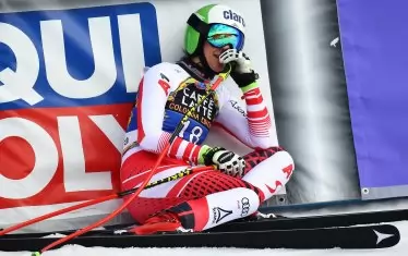 Мириам Пухнер гледа невярващо таблото с резултатите, след като е пресякла финиша с три стотни по-бързо от лидерката дотогава Виктория Ребенсбургер.