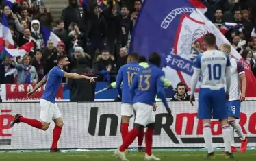 Оливие Жиру (вляво) празнува своя гол №35 за националния отбор на Франция.