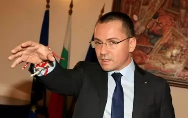  Т.нар. публично пространство е задръстено с измислени страхотии и врагове, които трябва да стреснат електората и да го накарат да потърси консервативна защита. На снимката - Ангел Джамбазки на конференцията, организирана от него.