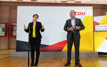 Зад думите на Анегрет Крамп-Каренбауер прозира образът на Виктор Орбан и опасността от ислямизиране на континента, с която той плаши унгарците. Прозират и възгледите на Манфред Вебер за християнската природа на Европа. На снимката: Анегрет и Вебер през януари.