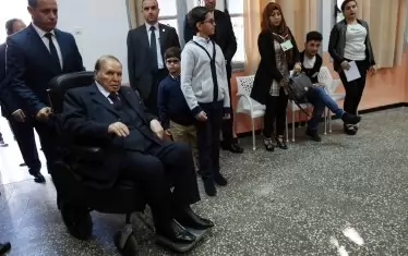 След тежкия инсулт, който преживя преди 6 години, президентът на Алжир е в инвалидна количка и трудно говори. Много негови сънародници се питат как изобщо управлява страната. 