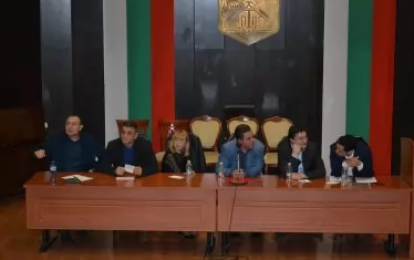 От ляво на дясно: Борислав Гуцанов, Красимир Янков, Анелия Клисарова... - всички те на президиума на заседание на БСП - Варна. Много вожд в местната структура, малко индианец.