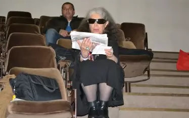 Театралката Сия Папазова следи стриктно политическия живот от страниците на пресата и не пести критики към Станишев.