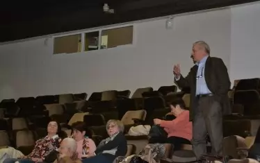 Делегат на конференцията оживено коментира номинациите за евролистата и други важни за БСП въпроси.