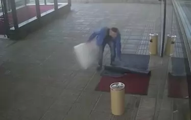 Мъж задигна килим от поликлиника в София (видео)