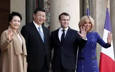  По време на посещението си в Париж китайският президент подписа тлъст договор с Еърбъс за 300 самолета. В изявлението си френският президент подчерта, че е провел откровен разговор със Си Дзинпин и изразил загрижеността на Франция и Европа относно спазването на фундаменталните права в Китай.
