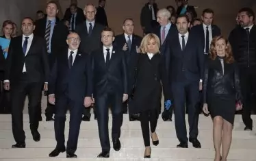 Френският президент Еманюел Макрон пристига за традиционна вечеря на еврейската общност в Париж. След антисемитските прояви в страната той обеща да признае антиционизма за форма на антисемитизъм.