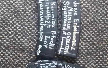 Част от надписите върху оръжието