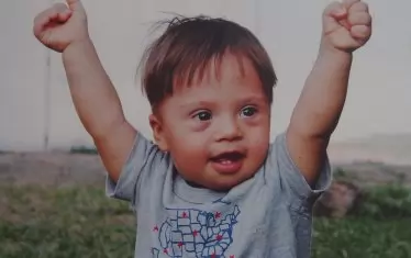  Кадър от изложбата "47 усмивки“, посветена на децата със синдром на Даун. Фотографът Красимир Ламбов и съпругата му Силвена Христова я представиха през 2016 г. в Морската градина във Варна.