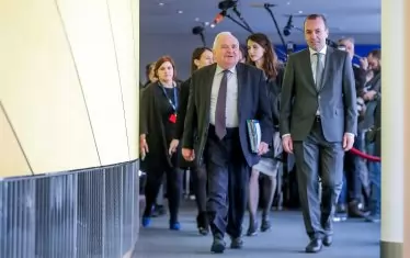 Жозеф Дол, председател на ЕНП, и Манфред Вебер - председател на ПГ на ЕНП в Европарламента и шпиценкандидат, влизат на заседанието, на което се решаваше съдбата на "Фидес".