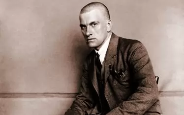  Само Маяковски е засуквал такива изречение във вид на стълбици. 