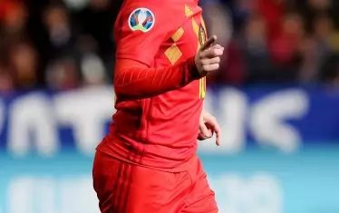 Лидерът на белгийския национален отбор Еден Азар се радва на своя гол в своя мач №100 за тима. С попадението нападателят на "Челси" допринесе за победата с 2:0 в гостуването срещу Кипър.