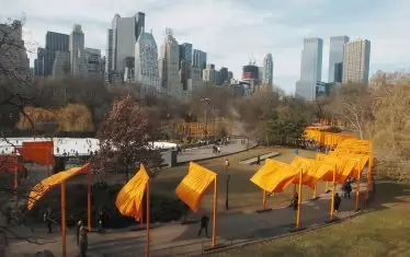  Друг изстрадал проект на двойката е „Портите“ в Сентръл парк, Ню Йорк. Цялото име на проекта е всъщност „Портите 1979-2005“, защото толкова е времето, което минава между първото им предложение и разрешението, което получават. 