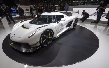 Производителите на Koenigsegg Jesko пък имат претенциите, че представят в Женева най-бързия сериен автомобил. Този "звяр" може да развие максимална скорост от 482 км/ч.