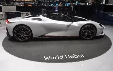 На изложението може да се види и Automobili Pininfarina Battista - най-мощният електромобил в света (1900 к.с.), който ускорява от 0 до 100 км/ч под 2 секунди и развива до 400 км/ч.