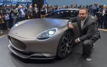 Изпълнителният директор на Piech Automotive AG  Антон Пийх представя Piech Mark Zero, който е най-бързо зареждащият се електромобил в света.