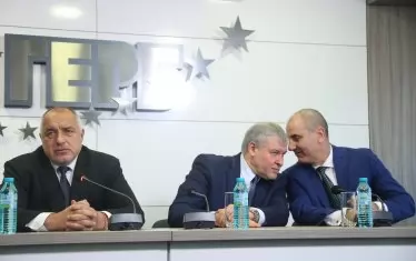  Явно старият номер за "Добрия цар" все още минава по нашите земи. Той се скъсва от работа, а останалите около него богатеят.