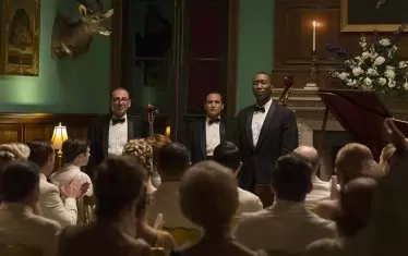 Димитър Маринов (вляво) изпълнява ролята на руски челист, един от триото на Дон Шърли. 