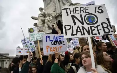 На 15 март в 110 страни се състоя най-големият ученически протест в човешката история в защита на климата. Особено в Западна Европа улиците на големите градове се изпълниха с протестиращи ученици. На снимката - протестът в Лондон. На плакатите пише: Нямаме друга планета и Планетата е по-важна от печалбата. 