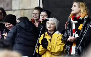 16-годишната Грета Тунберг, която отказа да ходи на училище, щом възрастните не мислят каква планета оставят на поколенията. 