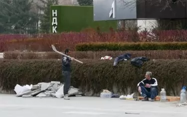 За няколко часа те извадиха и смениха около 20 плочи. 