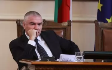  Само в рамките на няколко часа Веселин Марешки хем напусна парламента, хем остана да крепи кворума.