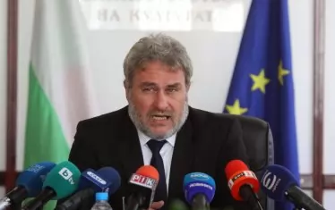 Културният министър Боил Банов не дава вид да се притеснява от прокурорската проверка. И така вече половин година.