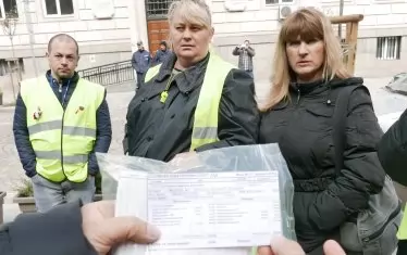 Ватмани и шофьори носеха фишове от заплатите си, за да оборят твърденията на шефовете си, че възнагражденията им са стигнали 1800 лв. 