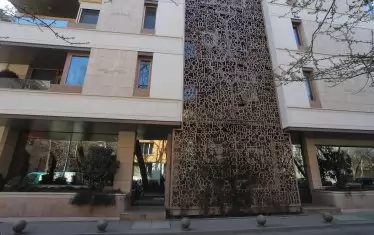 Вграденият Псалм 91 в сградата Летера превърна историята от тъжна и гадна в комична.